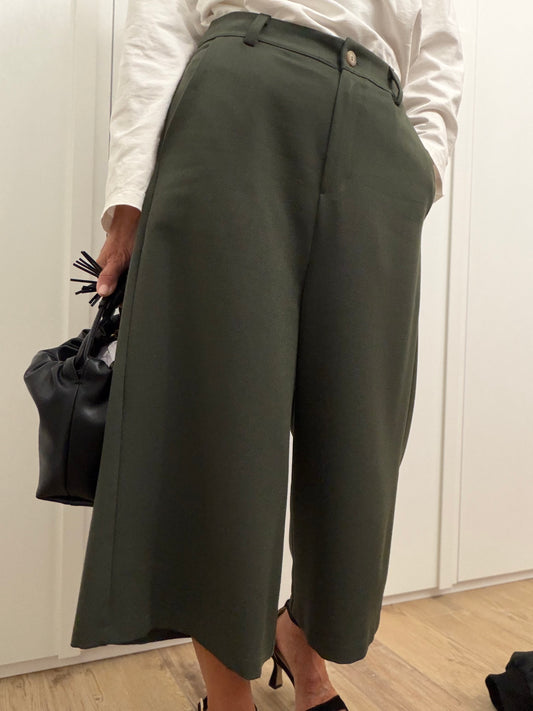 Bermuda Largo Verde Militare Taglio Sartoriale