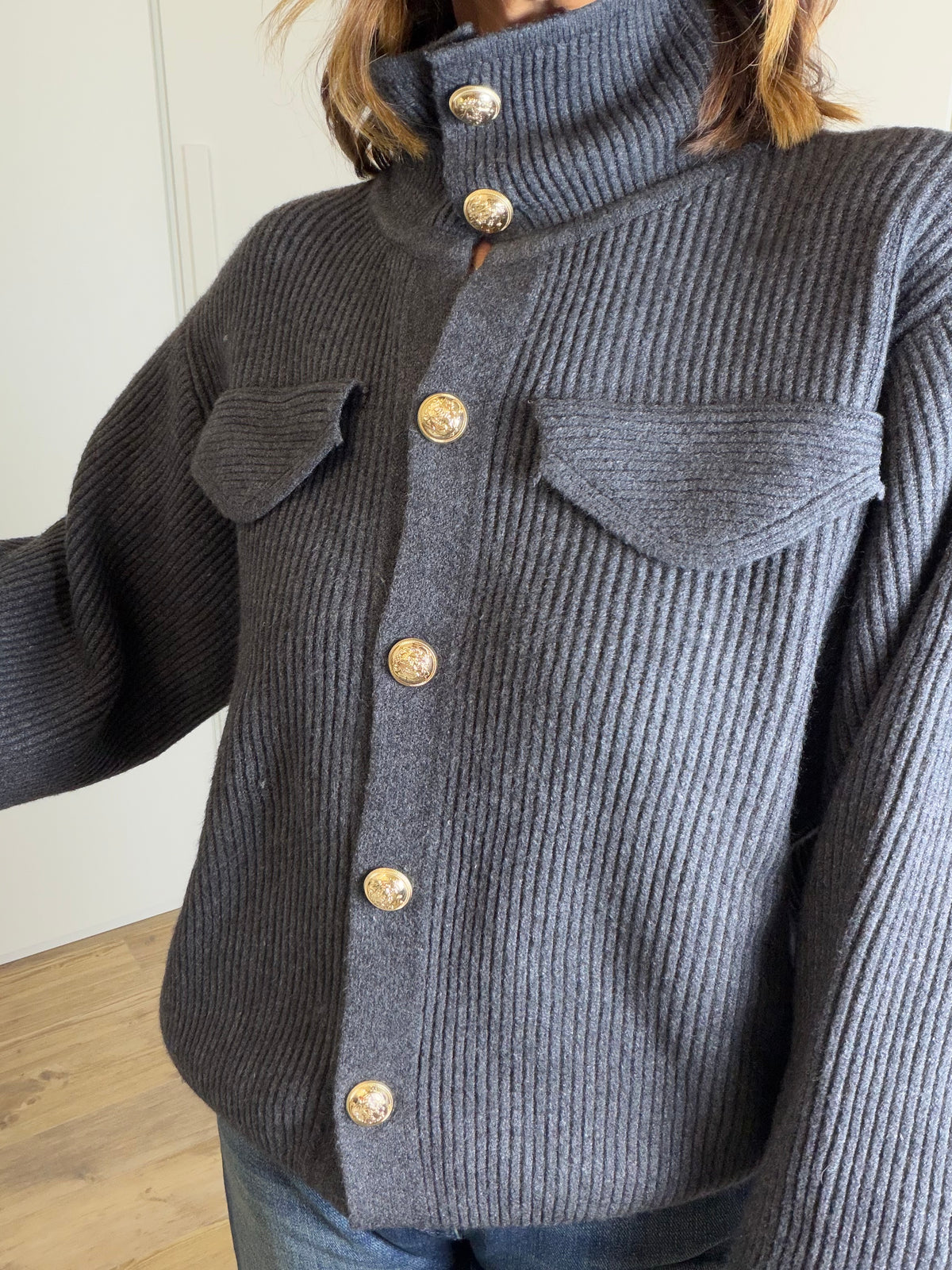 Cardigan a Coste con Collo Alto e Bottoni Gioiello Dorati