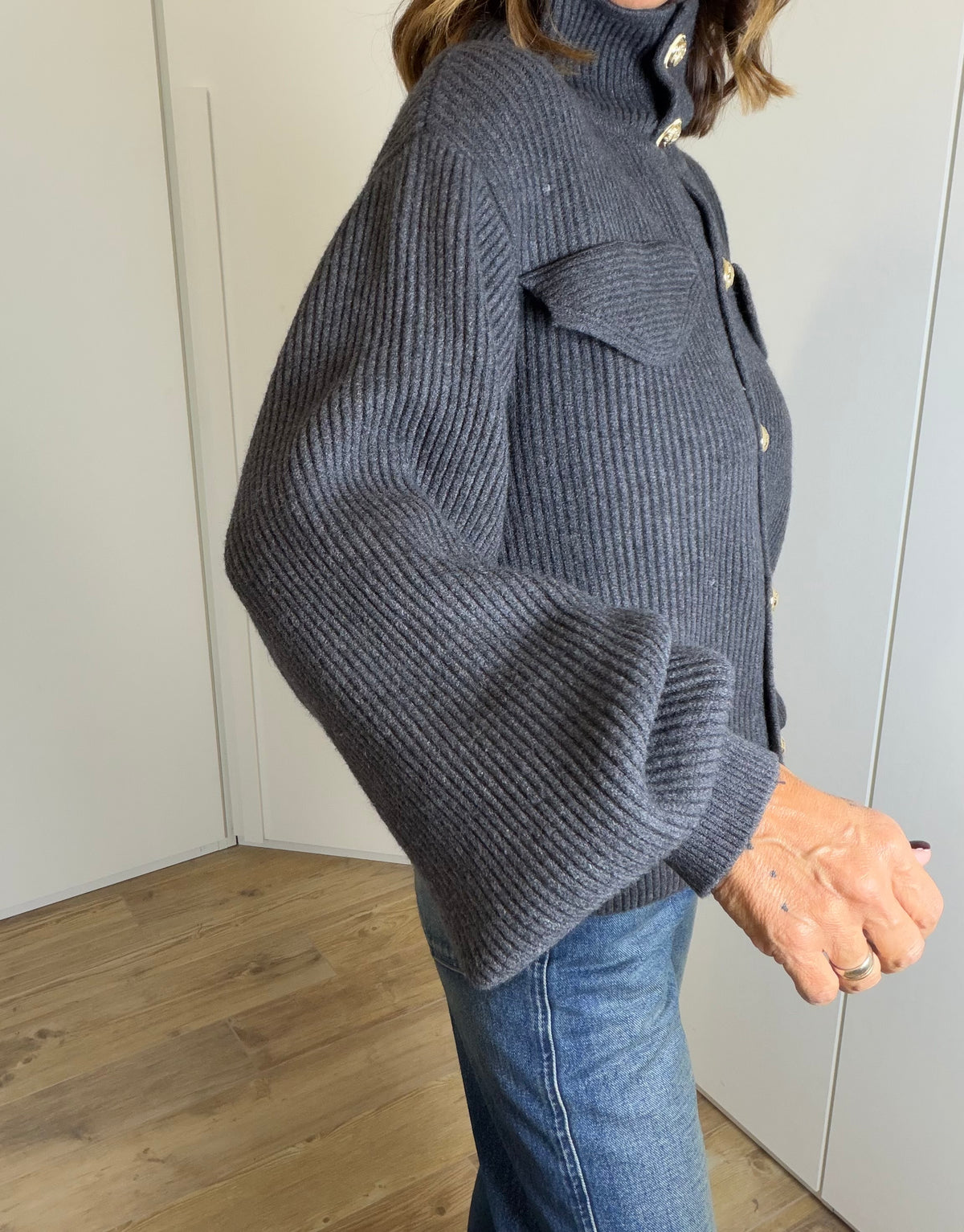 Cardigan a Coste con Collo Alto e Bottoni Gioiello Dorati